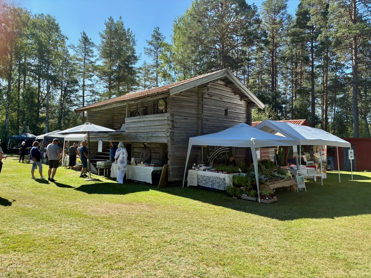 Marknad på Gustava hembyggdsgård under Tiomila festivalen